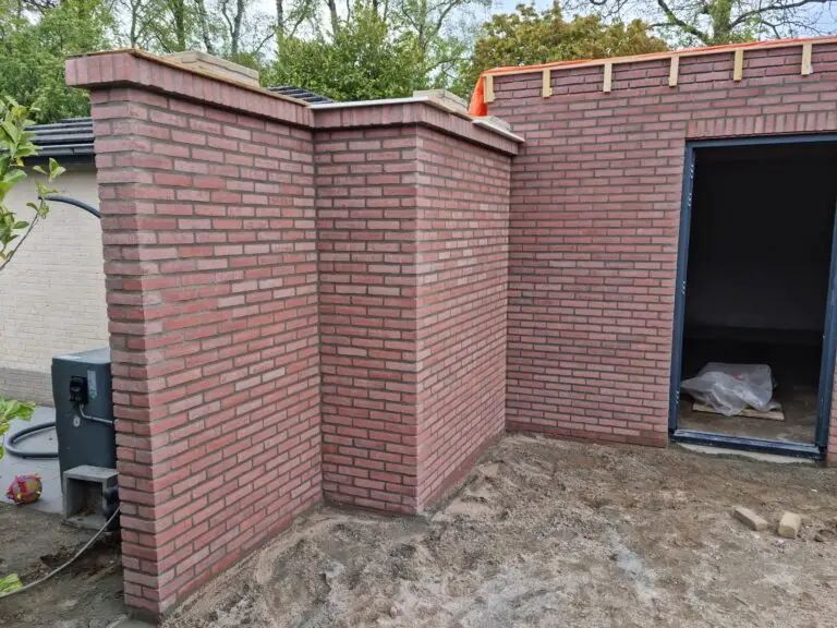 Gevel voegen en renoveren van bijgebouw met strak nieuw voegwerk